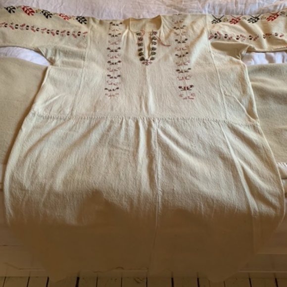 Hand-embroidered red+blackwork cotton-linen dress - Picture 3 of 9